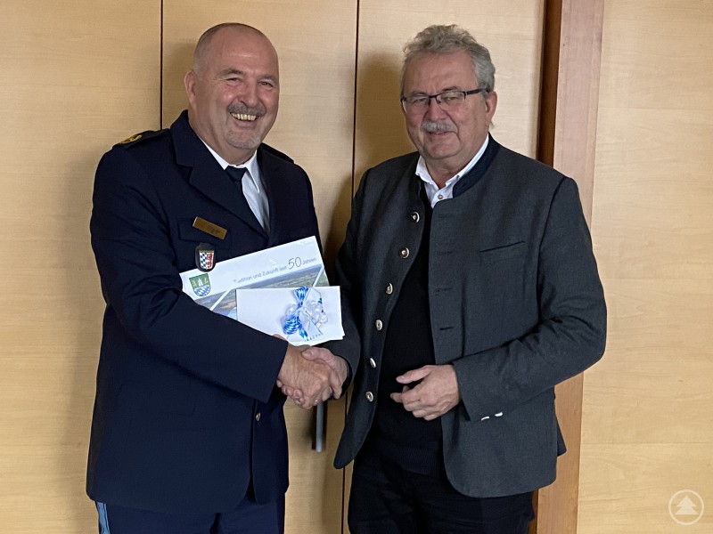 Manfred Gigler (links) beim Abschiedsbesuch bei Landrat Josef Laumer. Manfred Gigler (links) beim Abschiedsbesuch bei Landrat Josef Laumer.