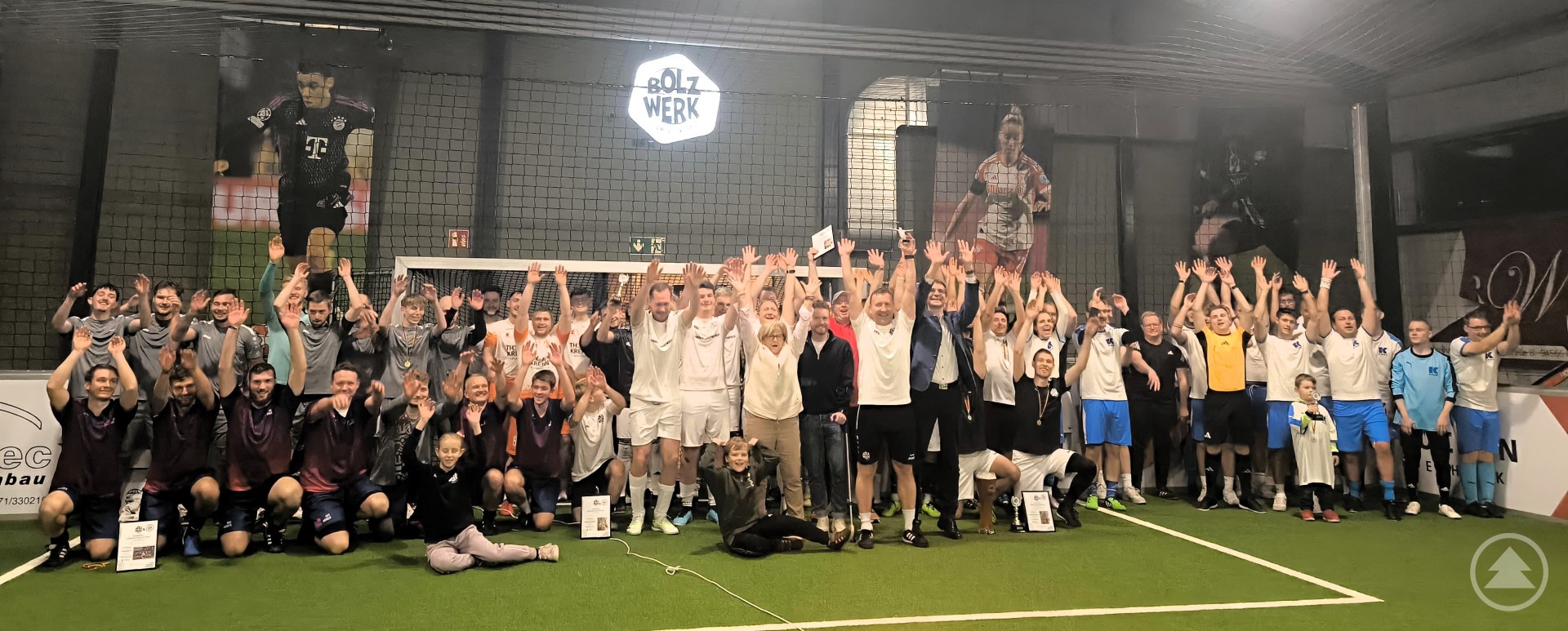 Großer Jubel bei den Teilnehmern der 1. MADE IN FRG Firmenfußballliga. In der Bildmitte die stellv. Landrätin Helga Weinberger, sowie Wirtschaftsreferent Johannes Gastinger.