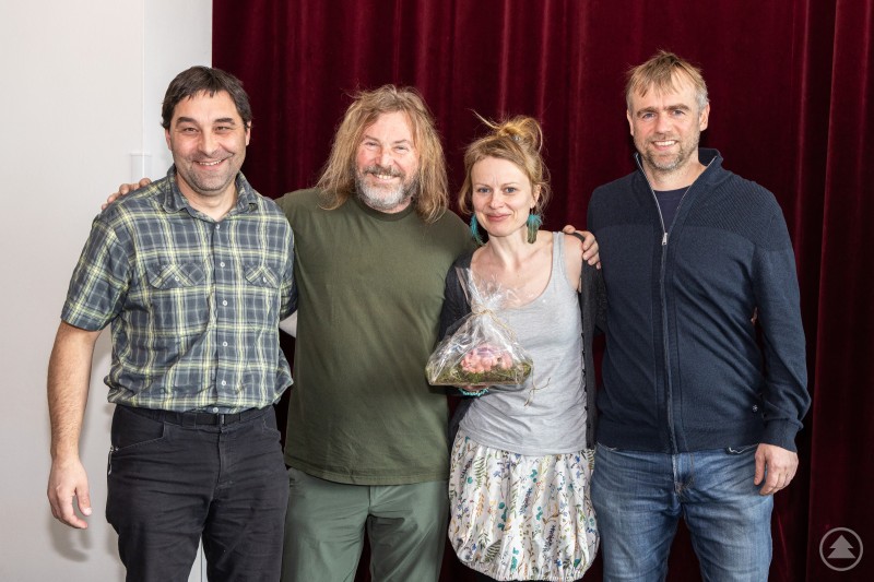 Pavel Hubený, Direktor der Nationalparkverwaltung Šumava (2.v.), gratulierte den Siegern des „Gehirnpilz-Wettbewerbs Jens Schlüter aus dem Nationalpark Bayerischer Wald (v.r.) sowie Ivana Vašíčková und Vladimír Dvořák aus Tschechien. NPV BW - PM 18-25 Aasforscher gewinnen den „Gehirnpilz“-Wettbewerb.jpg