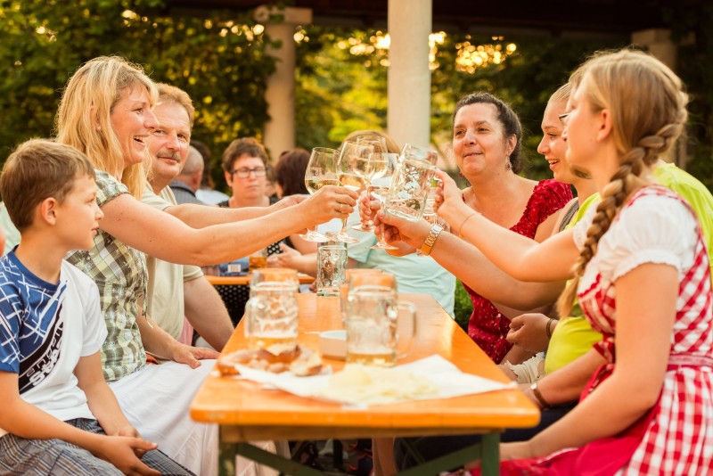 Flyer/Grafik zum Event: Weinfest im Brunnenhof am Sa., 05.07.2025 ab 16:00 Uhr