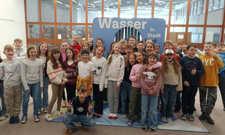 Viertkl&auml;ssler entdecken Wasser-Ausstellung im Kurhaus Freyung