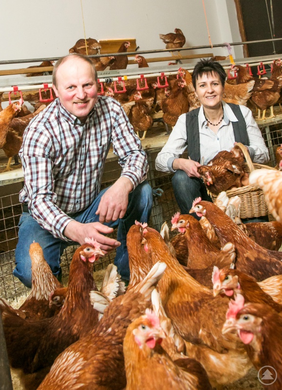 Alois und Sieglinde Pauli im Hühnerstall
