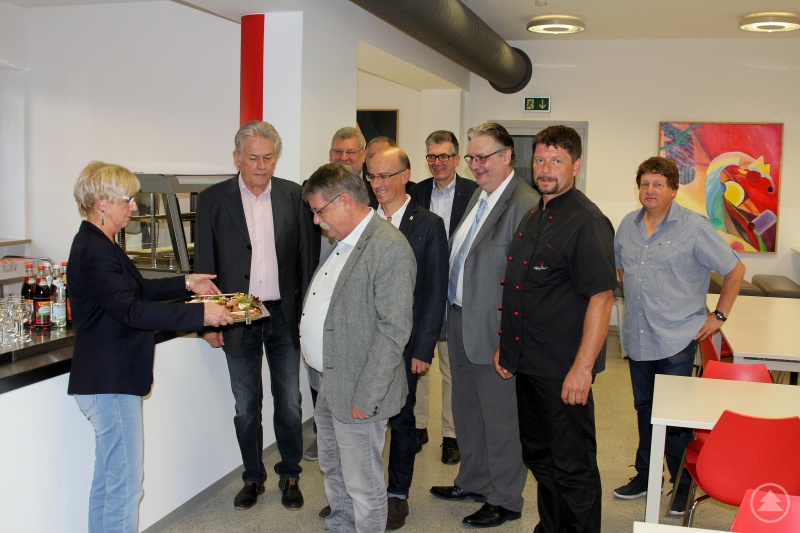 Die ersten Häppchen verteilte die Landrätin.