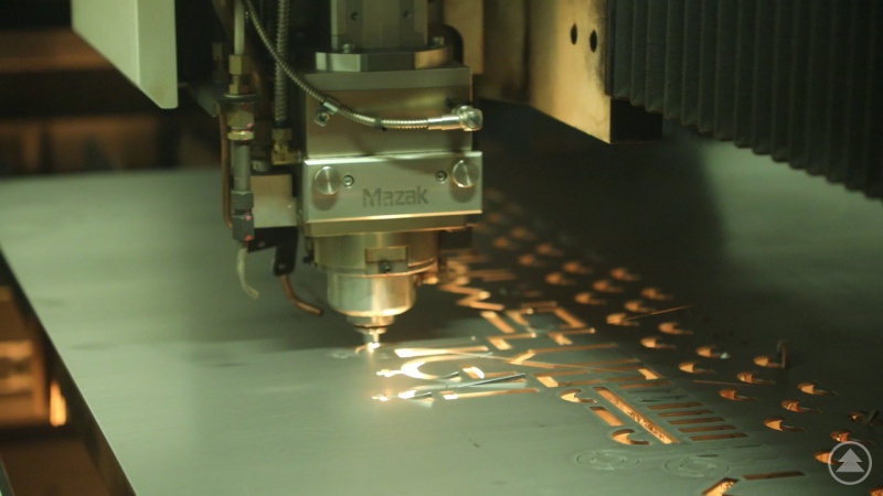 Das filigrane Logo mit dem Claim “Wer glaubt ist nie allein” wird ausgestanzt.