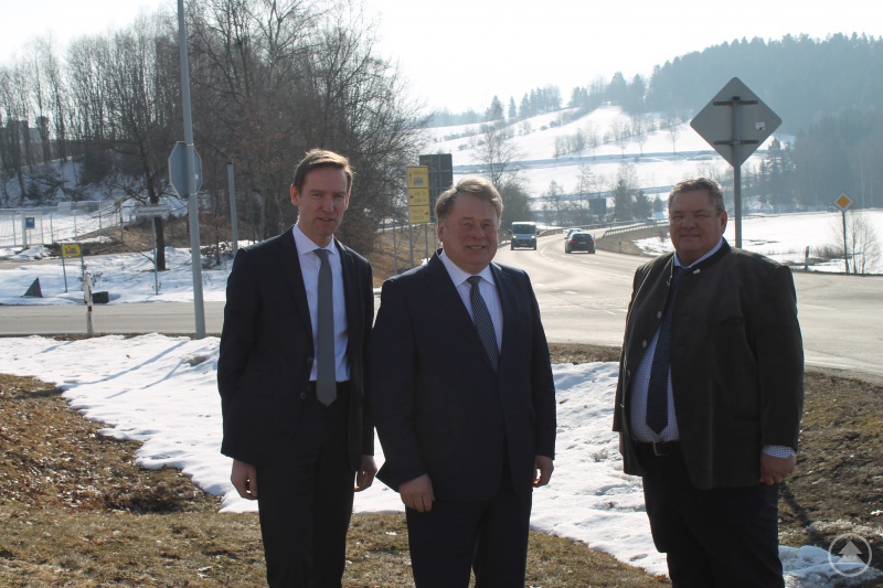 An dieser Kreuzung wäre ein Kreisverkehr eine praktikable Lösung für Stoßzeiten. Das finden Regierungspräsident Rainer Haselbeck, Staatsminister Helmut Brunner und Bürgermeister Max Niedermeier (v.li.).