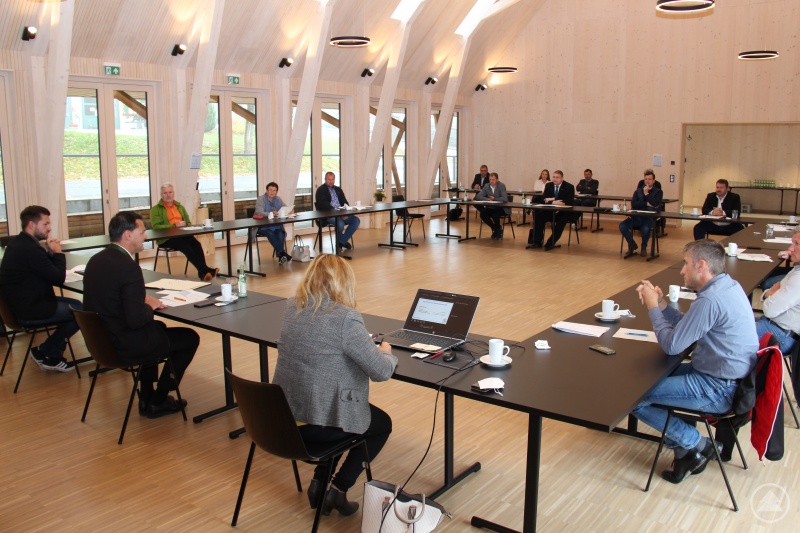 Das von Tiefbauleiter Alexander Bauer (vorne links) präsentierte Deckenbauprogramm für das Jahr 2022 fand bei Landrat Sebastian Gruber (2. v. links) und den Bauausschussmitgliedern viel Zustimmung.