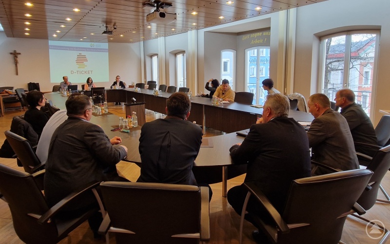 Die Leiterin der Kreisentwicklung Judith Weinberger-Singh begrüßte die Teilnehmer:innen der Infoveranstaltung zum Thema Deutschlandticket.