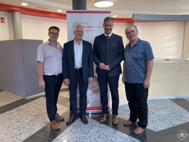 Erfreut über die Eröffnung der neuen Fachschule zeigten sich: Referatsleiter Kindertagesstätten und Schulen, Tobias Kuchler, Schulleiter Richard F. Deller, Bezirkstagspräsident Dr. Olaf Heinrich und Ludwig Stangl, Geschäftsführer des Caritasverbandes Landshut.