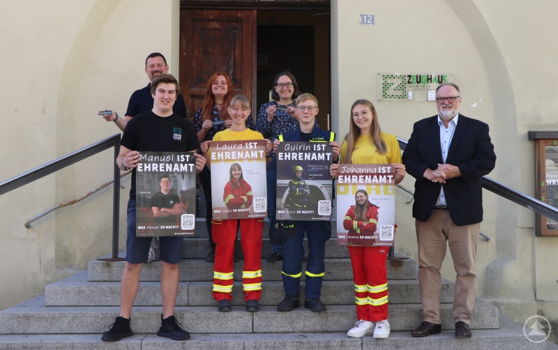 Oberbürgermeister Jürgen Dupper (rechts), Geschäftsführerin des Stadtjugendrings Karin Meyer (hinten 3. von links) und Stadtjugendpfleger Edmund Kriegl (hinten 1. von links) gemeinsam mit den weiteren Beteiligten der Kampagne.