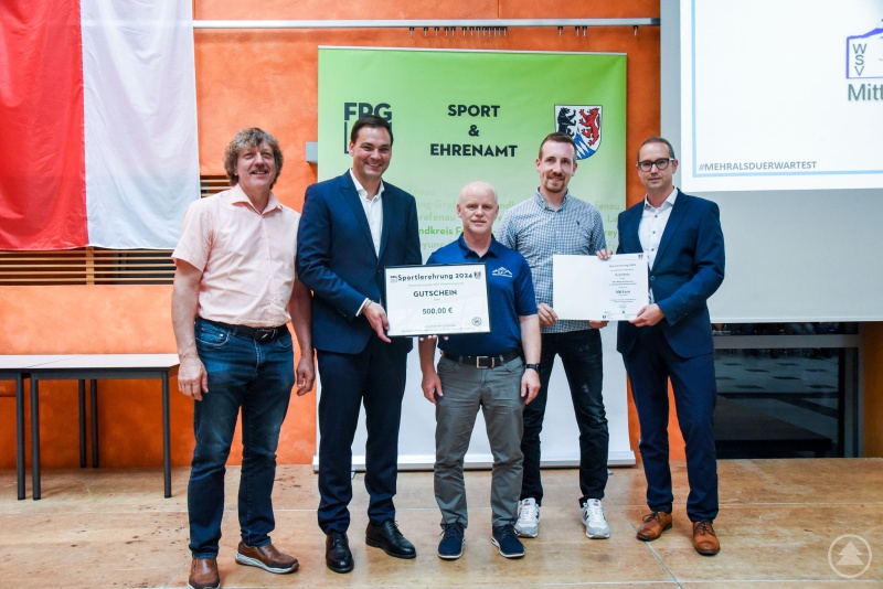 Landrat Gruber freute sich, auch die herausragende Vereinsarbeit des WSV Mitterfirmiansreut auszeichnen zu dürfen. Auf dem Bild (von links) Helmut Knaus (Bürgermeister Philippsreut), Landrat Sebastian Gruber, Karl Lenz und Daniel Dillinger (WSV Mitterfirmiansreut) sowie Stefan Bloch (Sparkasse Freyung-Grafenau).