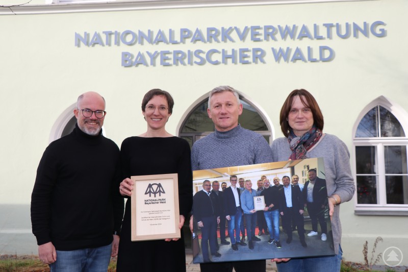 Geschäftsführer der Ferienregion, Robert Kürzinger, und Aufsichtsratsvorsitzender Alfons Schinabeck gratulieren Nationalpark-Leiterin Ursula Schuster und Elke Ohland zur IUCN-Auszeichnung. Geschäftsführer der Ferienregion, Robert Kürzinger, und Aufsichtsratsvorsitzender Alfons Schinabeck gratulieren Nationalpark-Leiterin Ursula Schuster und Elke Ohland zur IUCN-Auszeichnung.