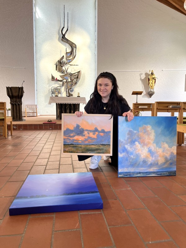 Künstlerin Melissa Faltermeier in der Kirche St. Erasmus in Deggenau