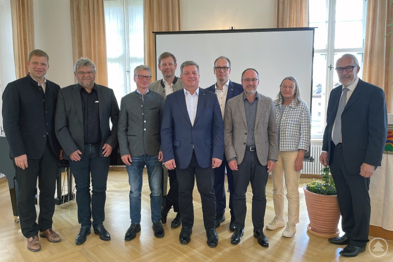 Bezirkstagspräsident Dr. Olaf Heinrich, Architekt Werner Pauli, Landrat Bernd Sibler, MdB Thomas Erndl, Staatsminister Christian Bernreiter, MdL Martin Behringer, Kreisheimatpfleger Florian Jung, stv. Sachgebietsleiterin „Städtebau und Bauordnung“ Maria Schiederer und Bürgermeister Albin Dietrich. Eine Gruppe von Personen, darunter Bezirkstagspräsident Dr. Olaf Heinrich und Staatsminister Christian Bernreiter, steht im Rahmen eines Festakts in einem historischen Raum.