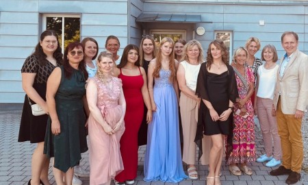 Erfolgreiche Pflegeausbildung: Zwei Absolventinnen mit Auszeichnung geehrt