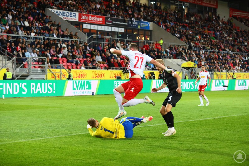 Der SSV Jahn suchte immer wieder den Weg in den Strafraum, scheiterte aber mehrfach am Essener Schlussmann. Ein Jahn-Spieler versucht über den Torwart von Essen zu springen, während ein Verteidiger eingreift.