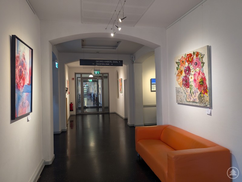 Der Weg zur Kabinettausstellung führt an herrlich floralen und maritimen Motiven vorbei. Gemälde hängen an den Wänden im Palais im Stadtpark Deggendorf