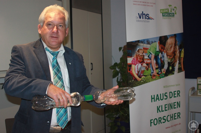 vhs-Geschäftsleiter Herbert Unnasch machte klar, wie viel Spaß es Kindern, Jugendlichen, aber auch Erwachsenen macht, selbst Lösungen auf Alltagsfragen zu erforschen. Auch selbst tüftelte er bei der Auftaktveranstaltung mit den Vertretern der Schulen kräftig mit.