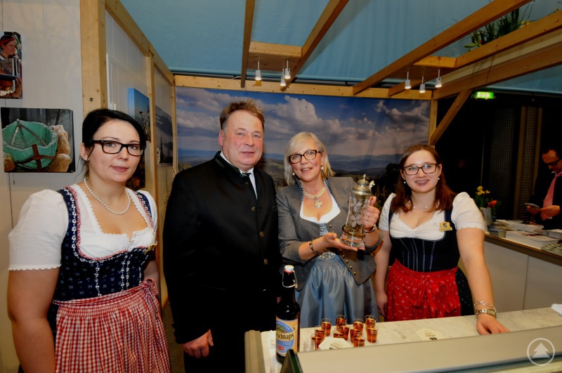 Helmut Brunner, Bayerischer Staatsminister für Ernährung, Landwirtschaft und Forsten machte bei seinem Rundgang auf der Grünen Woche auch Halt am ARBERLAND-Messestand. Auf dem Foto mit (v.l.n.r.) Veronika Neumaier, Touristisches Service Center; Tourismusreferentin Susanne Wagner; Elisabeth Unnasch, Touristisches Service Center. (Foto:Frank Donati)