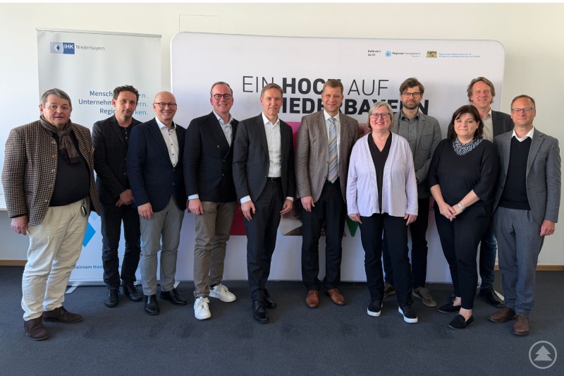 Im Rahmen der Sitzung der Lenkungsgruppe Regionalmarketing Niederbayern stellte Geschäftsführer Dr. Reinhard Saller das Konzept zur Stärkung des Standorts vor. Mit dabei waren unter anderem Bezirkstagspräsident Dr. Olaf Heinrich und Regierungspräsident Rainer Haselbeck. Gruppenfoto mit mehreren Personen aus Politik, Wirtschaft und Regionalentwicklung vor einer Präsentationswand zum Thema Niederbayern.