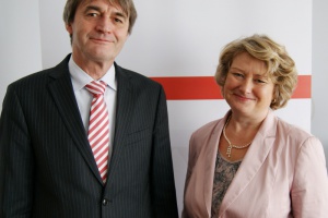 Rita Hagl-Kehl informiert sich über die Lage am Arbeitsmarkt