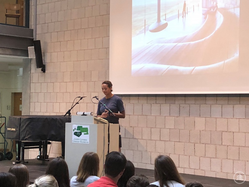 Sarah Kreile hat ein abgeschlossenes Studium im Bereich „Design“ in der Tasche und hat sich dann dazu entschlossen, ins Handwerk zu wechseln und eine Zimmerer-Ausbildung zu absolvieren.