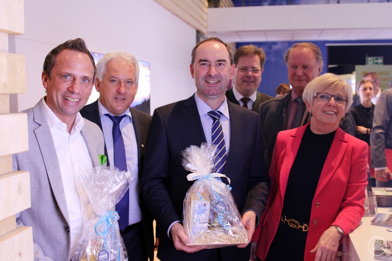 Die Minister freuten sich über Schmankerl aus dem Arberland, im Bild v.li.: Umweltminister Thorsten Glauber, Arberland REGio-Geschäftsführer Herbert Unnach, Wirtschaftsminister Hubert Aiwanger, Bürgermeister Joli Haller (aus Bodenmais), stellvertretender Landrat Willi Killinger und Landrätin Rita Röhrl. 