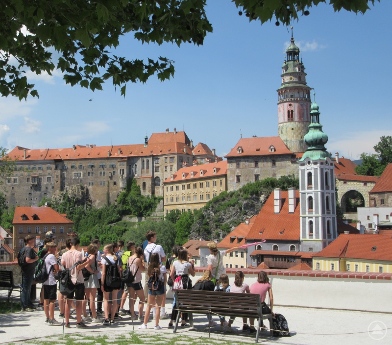 Bei strahlend blauem Himmel und vor der pittoresken Kulisse des Krumauer Schlosses erläuterte die Stadtführerin interessante Fakten zur Geschichte der Stadt, deren Altstadt seit 1992 zum UNESCO-Weltkulturerbe zählt.