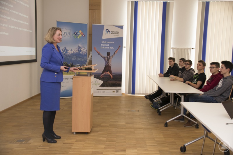 Prof. Dr. Diane Ahrens führt die interessierten Gymnasiasten  in die Arbeit am TCG ein.