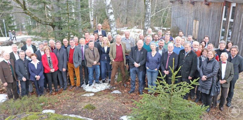 Der Großteil der Ehrenkolloquium-Teilnehmer versammelte sich am Ende noch zum Gruppenfoto vorm Hans-Eisenmann-Haus.