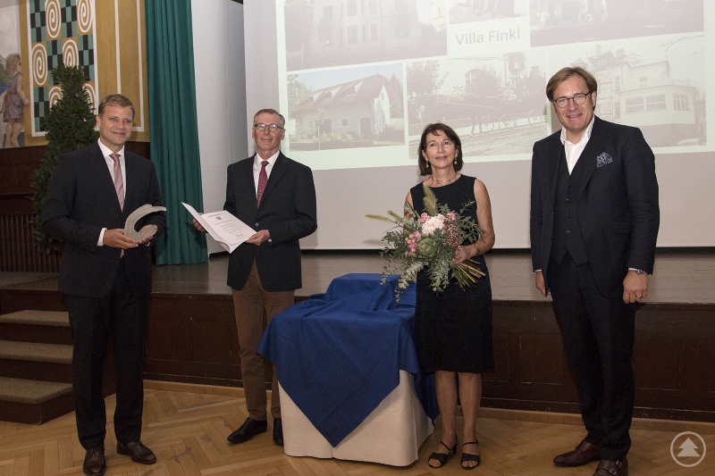 von links: Bezirkstagspräsident Dr. Olaf Heinrich, das Ehepaar Annegret und Dr. Rudolf Finkl, Bezirkstagsvizepräsident Dr. Thomas Pröckl