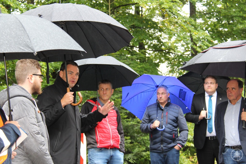Die Sanierung der Nationalparkstraße präsentierte Landrat Sebastian Gruber (zweiter von links) dem Bauausschuss bei einem Besuch der Baustelle nahe Hohenau. Bürgermeister Josef Gais (blauer Schirm) zeigte sich von den Maßnahmen überzeugt. Mit vor Ort waren auch Jens Fryda (1. v. links) Tassilo Pichlmeier (3. v. links), Christoph Weishäupl und Max Haidl (beide ganz rechts).