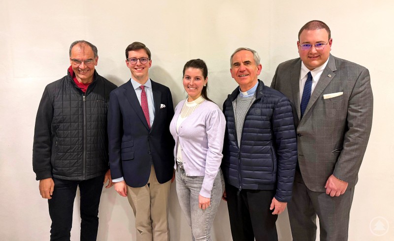 Pfarrgemeinderatsvorsitzender Christoph Weishäupl und Stadtpfarrer Magnus König dankten Sabine Zitzl, Claudia Kerschbaum und Andrea Frauenauer für ihr Engagement im Pfarrgemeinderat. Verabschiedete Mitglieder des Pfarrgemeinderats Freyung erhalten Blumen und Dank für ihr langjähriges Engagement.