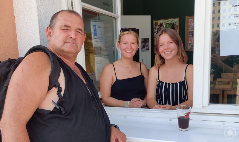 Die Studentinnen Ineke Wetzel (li.) und Stefanie Simmert kochen sonntags in der Caritas Bahnhofsmission für Wohnungssuchende.