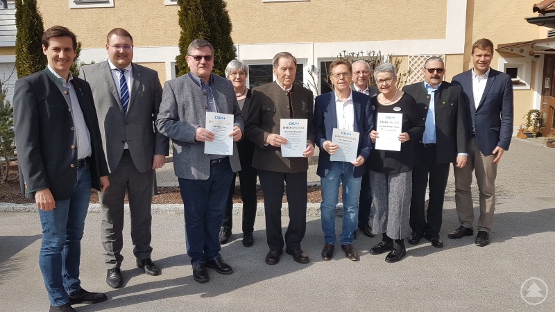 Ehrung verdienter CSU-Mitglieder: Bürgermeister Dr. Olaf Heinrich (1. v. re.), Landtagsdirektkandidat Dr. Stefan Ebner (1. v. li.), Fraktionssprecher Paul Brunner (4. v. re.) und die Ortsvorsitzenden Otto Christoph (CSU; 2. v. re.), Johanna Kössl (FU; 4. v. li.) und Christoph Weishäupl (JU; 2. v. li.) zeichneten Hubert Liebl (40 Jahre; 3. v. li.), Helga Brodinger-Kobatsch (45 Jahre; 3. v. re.), Robert Greipl (50 Jahre; 5. v. re.) und Walter Manzenberger (60 Jahre; 5. v. li.) für ihre langjährige Treue zum CSU-Ortsverband Freyung aus.