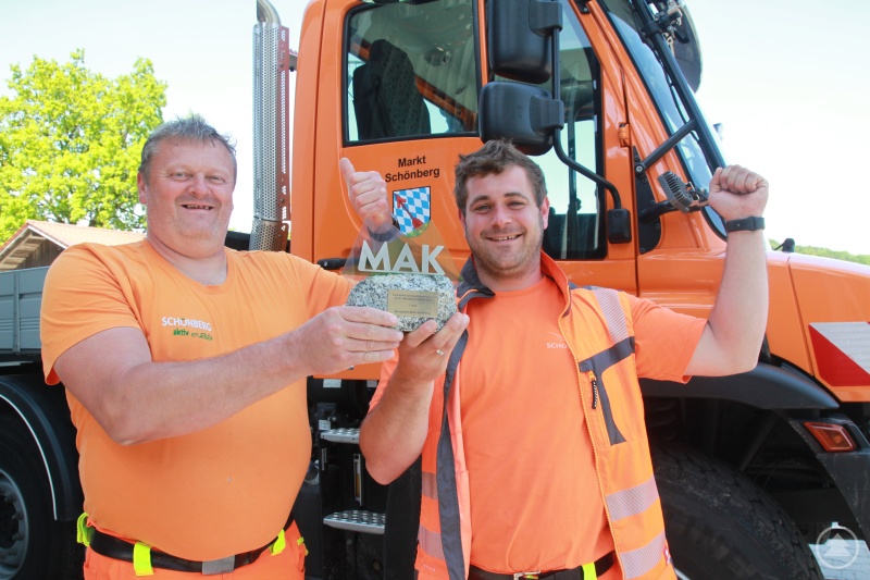 So sehen Bayerische Meister aus. Benedikt Mautner (l.) und Fabian Blaschko haben sich aus Marktredwitz den Pokal als beste Schneepflugfahrer des Landes geholt.