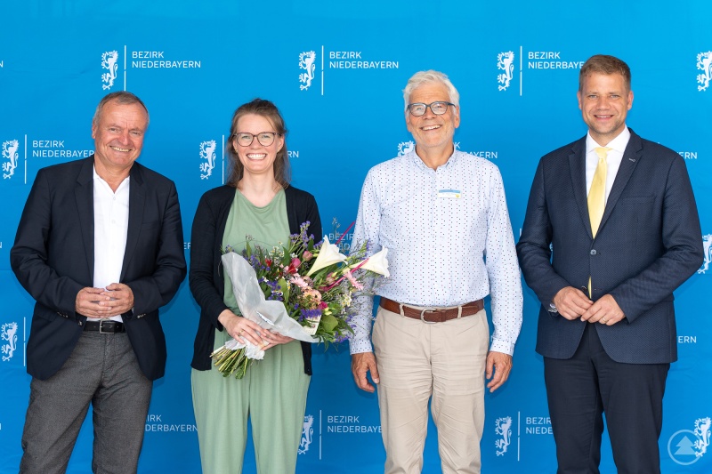 (v. l.): Prof. Manfred Spitzer, Veronika Auer, Dr. Roland Ebner, Bezirkstagspräsident Dr. Olaf Heinrich