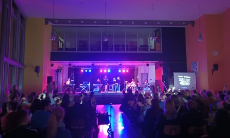 Popmusik Konzert an der Mittelschule St. Martin in Deggendorf: Musik, Popcorn & narrisch viel Spaß!