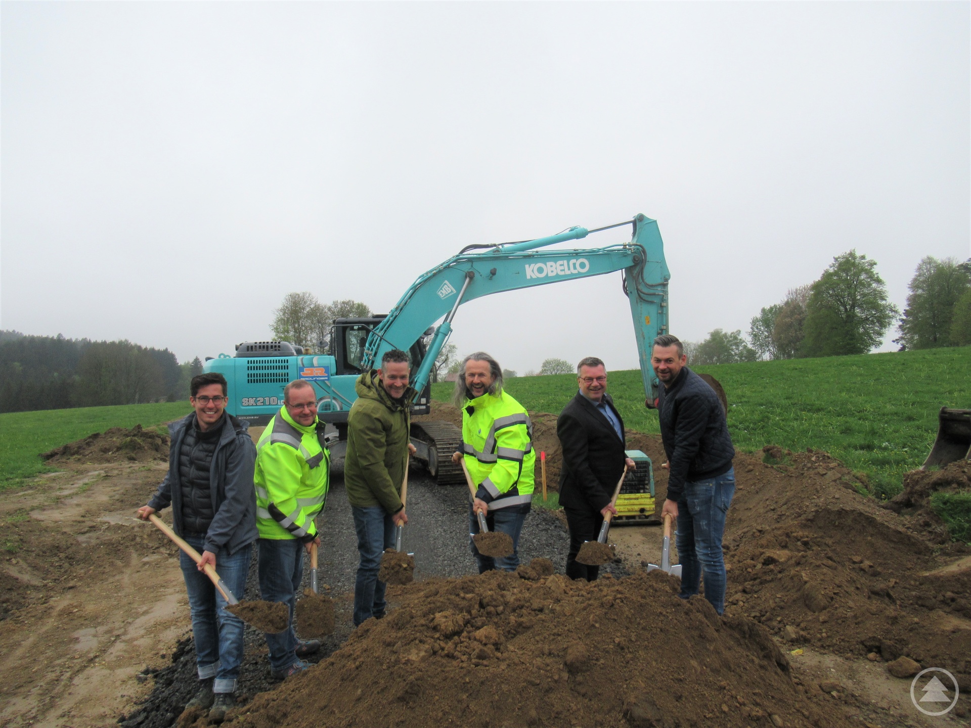 Spatenstich ländlicher Wegebau (von links): Maximilian Achatz (Bauleiter), Marco Dietl (Örtliche Bauleitung), Stefan Weiß (Bauoberleitung), Christian Rummel (ALE-Projektleitung), Bürgermeister Alois Wildfeuer und Florian Schink (Geschäftsstellenleiter)