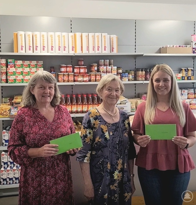 Selina Wagner für das Frauenhaus und Beate Heindl für die Caritas-Tafel bedanken sich bei Ursula Kobler für ihr Engagement zum Geburtstag.