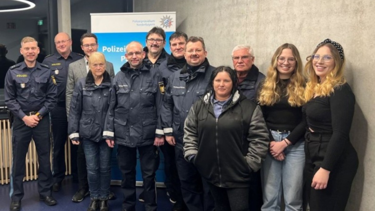 v.l. Polizeioberkommissar Johannes Weigerstorfer (Beauftragter der Polizei Passau für die Sicherheitswacht), Polizeidirektor Stefan Schillinger (Leiter der Polizeiinspektion Passau), Herr Andreas Resch (Abteilungsleiter Stadt Passau), Team (teilw.) der Sicherheitswacht Passau