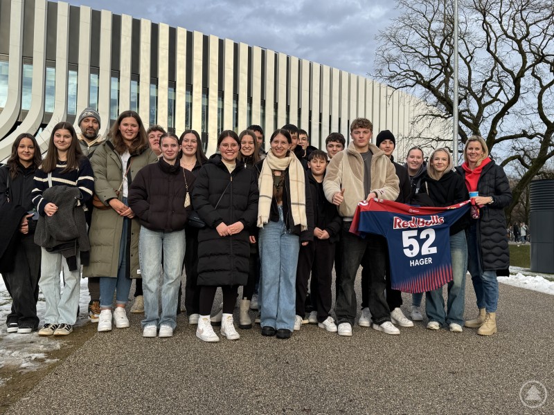 Als Belohnung für die Organisation eines Sponsorenlaufs besuchte die Klasse 10c der Realschule Grafenau mit Schulleiter Ferdinand Klingelhöfer (3. v. l.) und Klassenleiterin Sabine Pinter (re.) ein Eishockey-Spiel im Münchner SAP Garden. Als Belohnung für die Organisation eines Sponsorenlaufs besuchte die Klasse 10c der Realschule Grafenau mit Schulleiter Ferdinand Klingelhöfer (3. v. l.) und Klassenleiterin Sabine Pinter (re.) ein Eishockey-Spiel im Münchner SAP Garden.