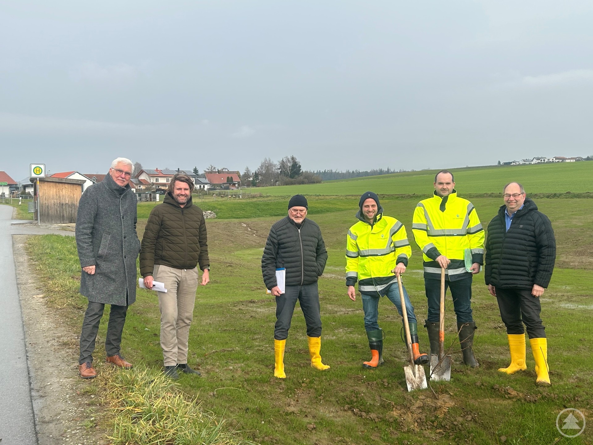 Finale Abnahme der Maßnahme (von links): Bürgermeister Manfred Hammer, Hans Jörg Wagmann, Johann Wagmann (beide Ing.-Büro Wagmann), Fabian Pex, Maximilian Frank (beide ALE Niederbayern) und Stephan Zitzelsberger, Leiter des Technischen Bauamtes Markt Fürstenzell.