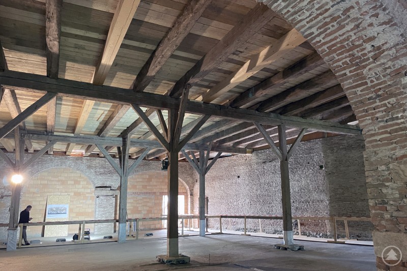 Im 400 Jahre alten Fassboden wurden früher die Fässer der Brauerei gelagert. Künftig soll er als „Kulturboden“ den Ort und die gesamte Region bereichern. Ein historischer Dachstuhl mit Holzbalken und offenen Wänden, der derzeit saniert wird.