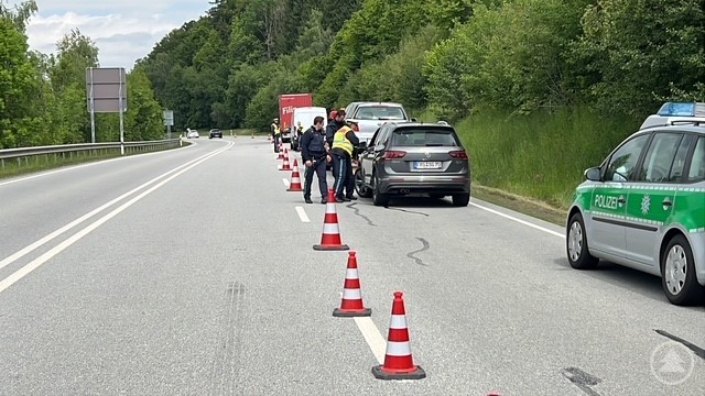 Verkehrsüberwachung auf der B12: Ein Geschwindigkeitstrichter sorgt für Sicherheit bei den Kontrollmaßnahmen.