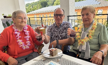 Beachparty in der Caritas-Tagespflege – Südseefeeling mit politischem Besuch