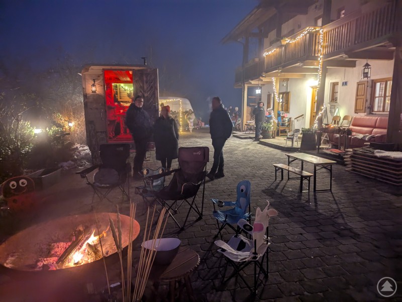 Gäste beim weihnachtlich geschmückten Advents-Hofcafé