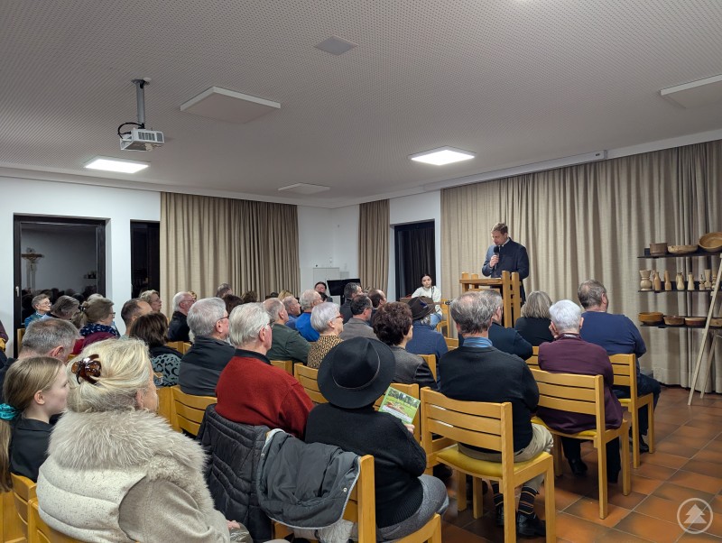 Bezirkstagspr&auml;sident Dr. Olaf Heinrich h&auml;lt Festrede vor circa 80 Menschen