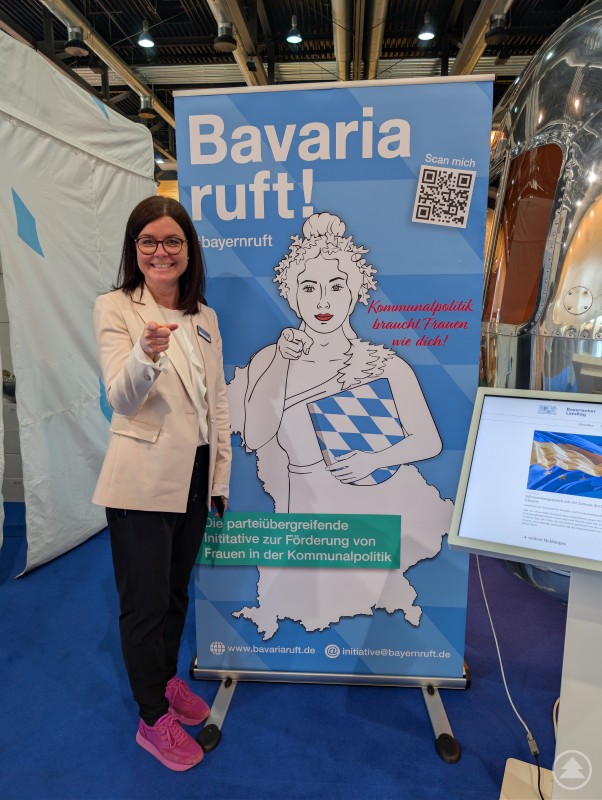 Beate Stadler informierte über die Möglichkeiten für Frauen in der Politik - unabhängig von Parteien Beate Stadler posiert vor dem Aufsteller der Initiative