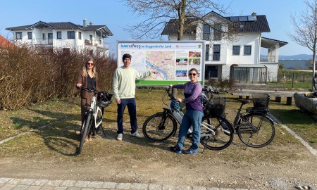 Neue Infotafel am Isarradweg in Fischerdorf verbessert Orientierung