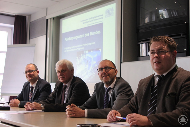Oliver Schrempel, Leiter Bayerisches Breitbandzentrum Amberg, (v.l.), Erwin Knott, Leiter des Amts für Digitalisierung, Breitband und Vermessung, Wolfgang Maier, Leiter Sachgebiet Wirtschaftsförderung und Beschäftigung bei der Regierung von Niederbayern, und Landrat Michael Adam befassten sich mit dem Breitbandausbau in der Region. Lob gab es von den Experten für die Landkreisgemeinden, die "beim schnellen Internet sehr gut unterwegs" seien.